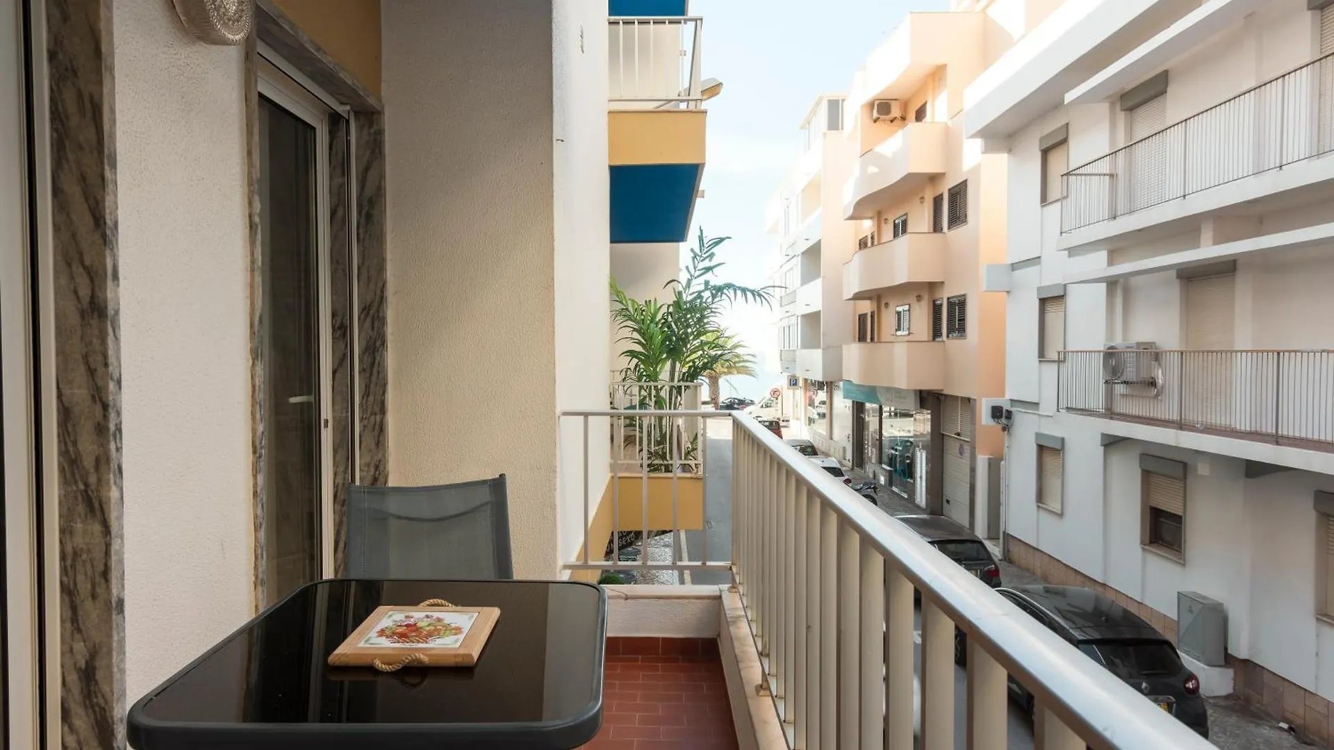 Jaune - 50 Meters To The Beach - Quarteira