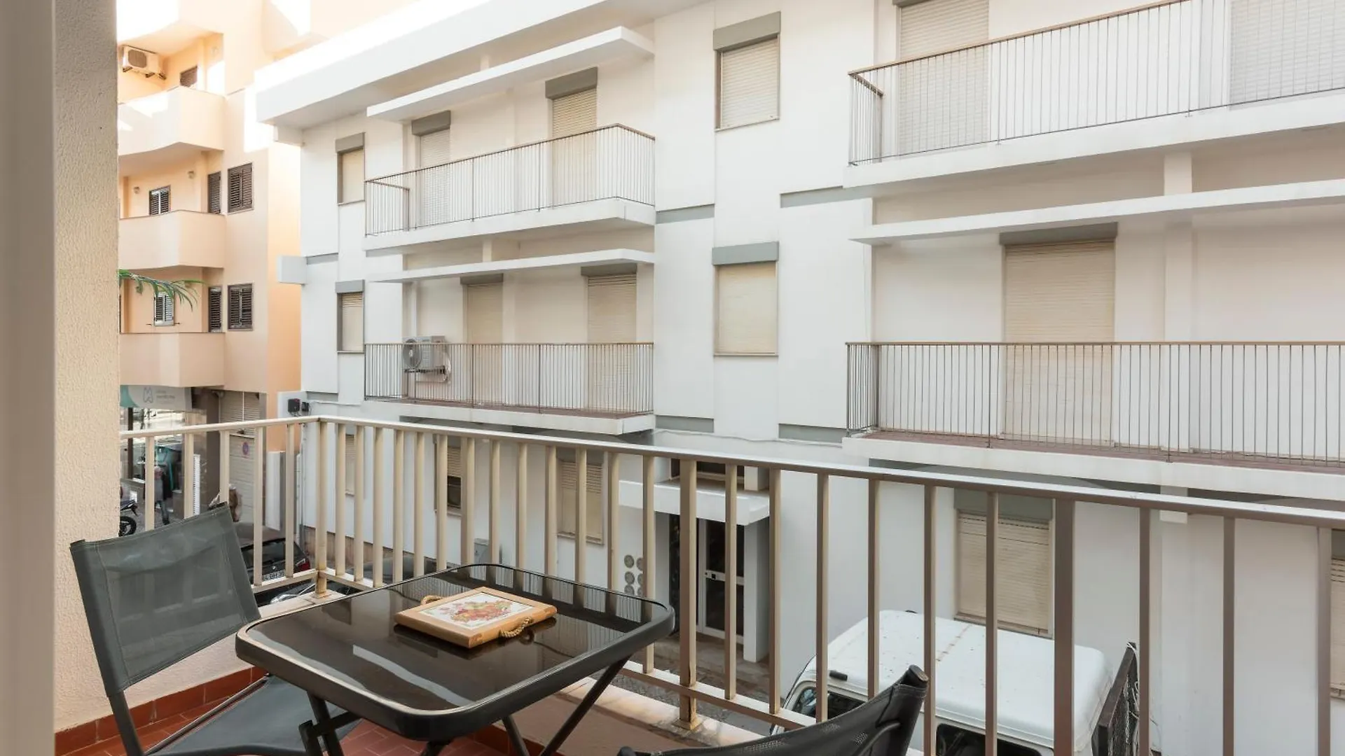 Jaune - 50 Meters To The Beach - Quarteira