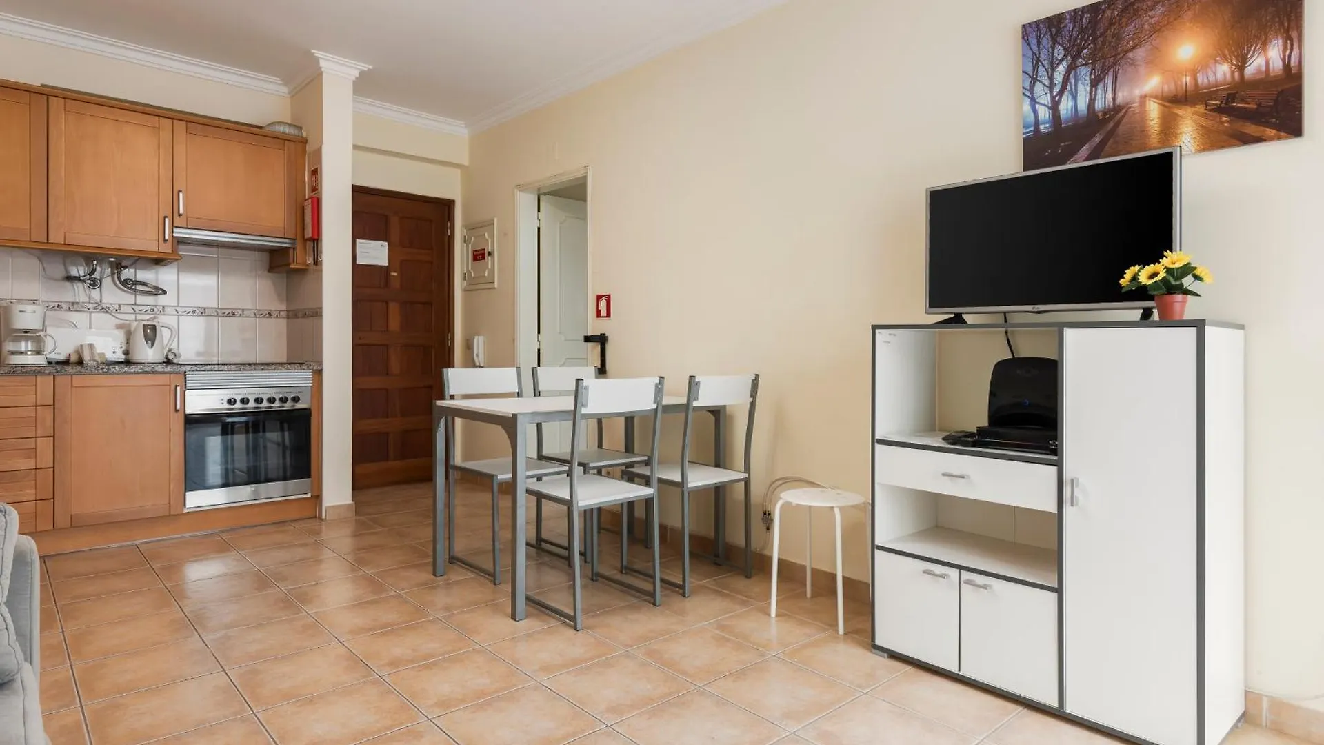 Jaune - 50 Meters To The Beach - Quarteira Apartment